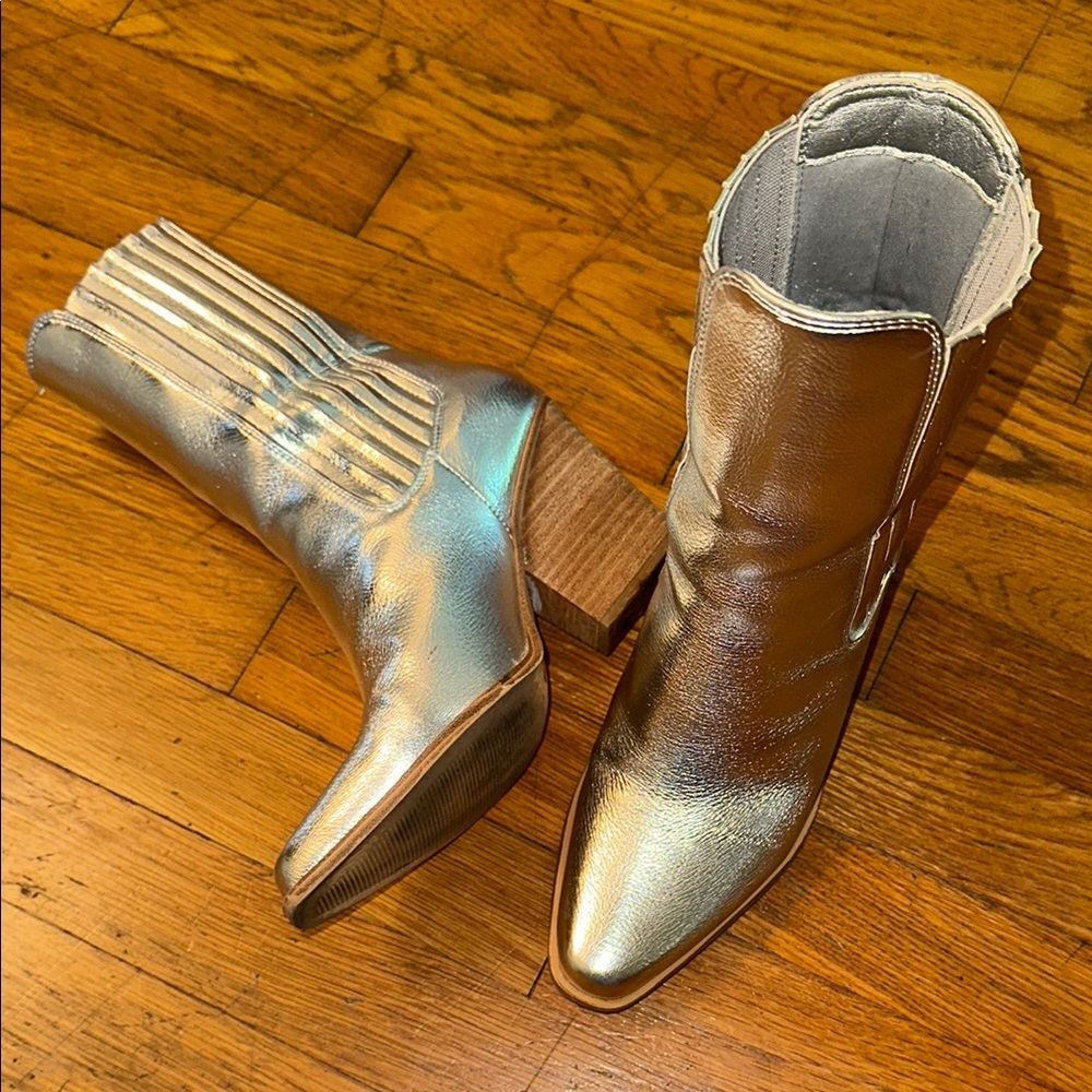 Silver Boot with Pointed Toe and Western Stitching